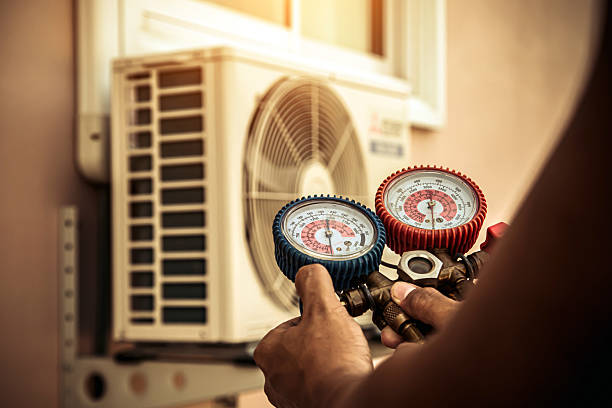 Professional Hvac Installation technician working in Daphne, AL